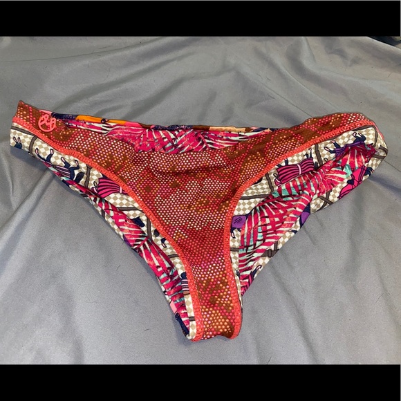 Reversible bikini bottoms!👙 - Picture 1 of 3